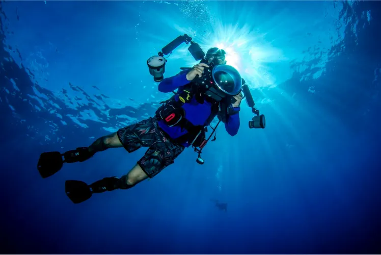 diver-take-photos.webp